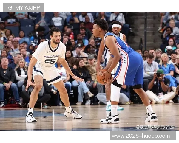 恩比德与鲍尔对决激烈76人半场微弱领先黄蜂三分球大战精彩纷呈